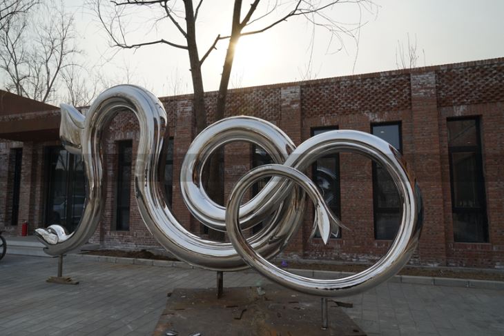 Mirror polished sculpture-snake-norway
