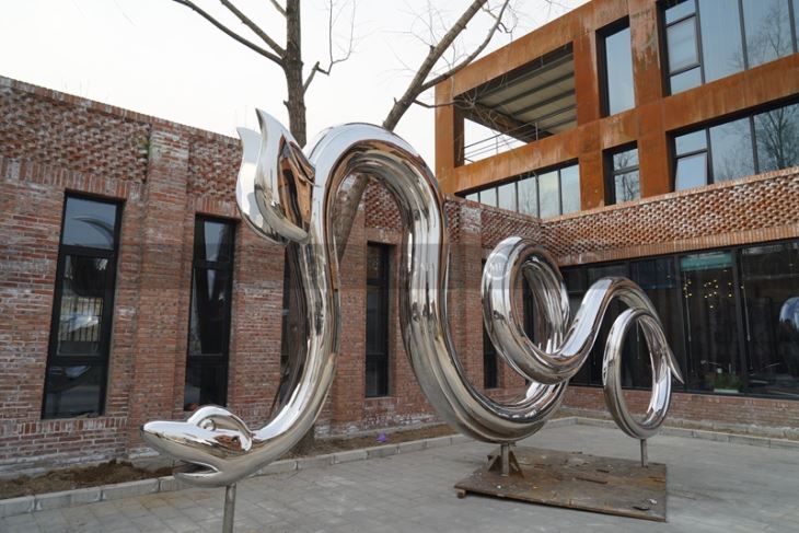 Polished-stainless-steel- sculpture-snake
