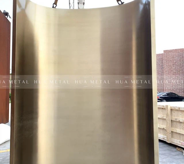 واجهة منحنية ذهبية من الفولاذ المقاوم للصدأ